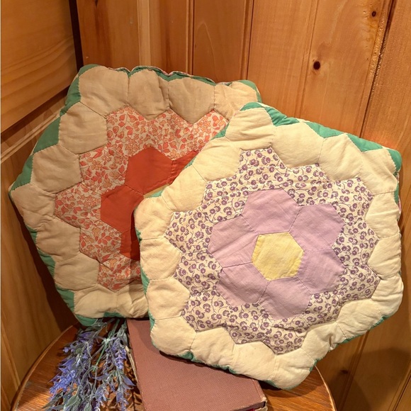 2 Handmade small throw pillows from an old quilt. Vintage - Picture 1 of 8